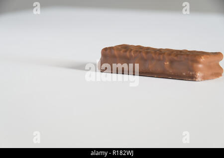 Biscuit chocolat australien iconique sur un banc blanc Banque D'Images