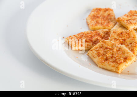Biscuits aromatisés australiens sur une plaque sur un fond blanc Banque D'Images