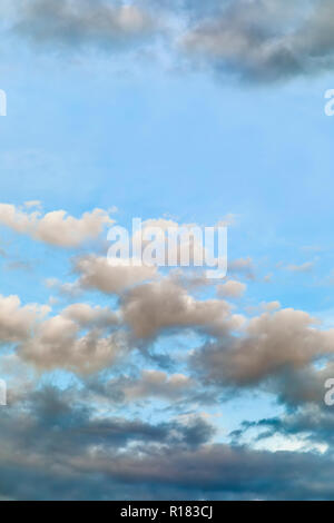 Les nuages flottent dans un ciel bleu sur une journée ensoleillée. Banque D'Images