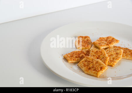 Biscuits aromatisés australiens sur une plaque sur un fond blanc Banque D'Images