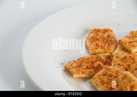 Biscuits aromatisés australiens sur une plaque sur un fond blanc Banque D'Images