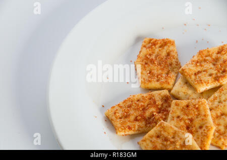 Biscuits aromatisés australiens sur une plaque sur un fond blanc Banque D'Images