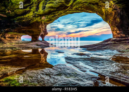 Le soleil se couche sur le lac Supérieur comme photographié d'une grotte marine sur un tronçon de côte rocheuse dans la Péninsule Supérieure du Michigan. Banque D'Images