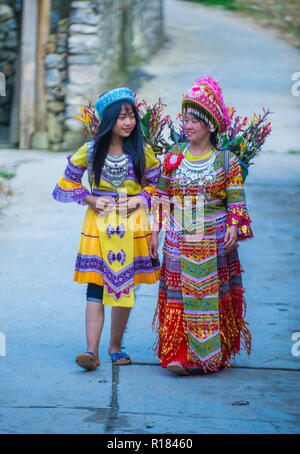 Les jeunes filles de la minorité Hmong dans un village près de Dong Van au Vietnam Banque D'Images