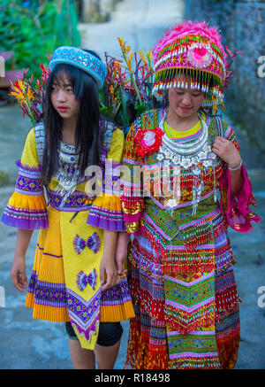 Les jeunes filles de la minorité Hmong dans un village près de Dong Van au Vietnam Banque D'Images