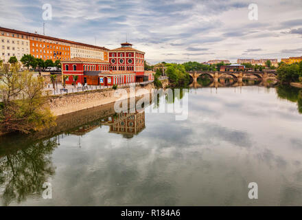 Science Museum et pont de pierre reflète dans l'Èbre, Logrono, La Rioja, Espagne. Banque D'Images