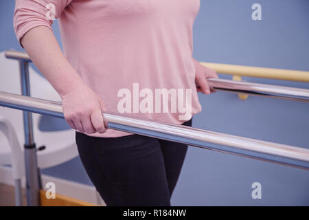 Une femme à l'aide de matériel de récupération après la chirurgie Banque D'Images