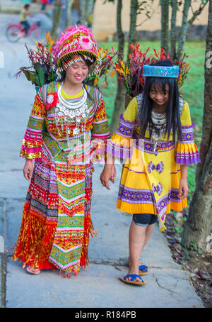 Les jeunes filles de la minorité Hmong dans un village près de Dong Van au Vietnam Banque D'Images