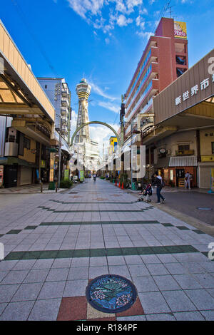 Osaka, Japon - novembre 2018 - tour Tsūtenkaku bien connu en tant que vue d'Osaka situé dans le district de Shinsekai Naniwa-ku. Banque D'Images