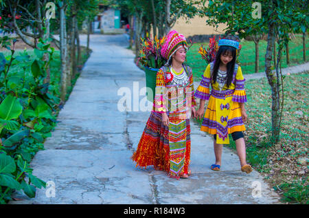 Les jeunes filles de la minorité Hmong dans un village près de Dong Van au Vietnam Banque D'Images