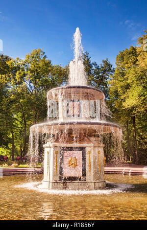 18 Septembre 2018 : St Petersburg, Russie - Gâteau TheWedding Fontaine, ainsi appelé en raison de son apparence à plusieurs niveaux, à Peterhof Palace Jardins De La Fontaine. Banque D'Images