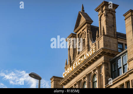 Bâtiment Corn Exchange, dans Exchange Square, Manchester, Royaume-Uni, sur une journée ensoleillée d'automne avec ciel bleu clair. Banque D'Images