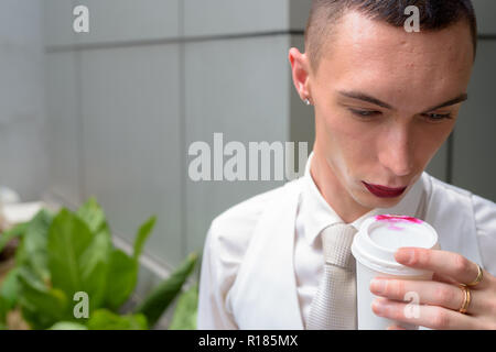 Les jeunes homosexuels androgyne LGTB businessman drinking coffee Banque D'Images