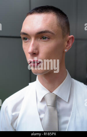 Young businessman wearing LGTB homosexuel androgyne lipstick Banque D'Images