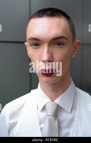 Young businessman wearing LGTB homosexuel androgyne lipstick Banque D'Images
