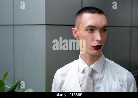 Young businessman wearing LGTB homosexuel androgyne lipstick Banque D'Images