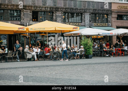 L'Allemagne, Leipzig, 6 octobre 2018 : Café de la rue. Les gens manger, boire et de communiquer les uns avec les autres Banque D'Images