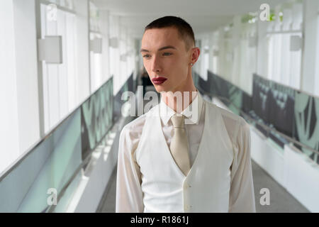 Young businessman wearing LGTB homosexuel androgyne lipstick Banque D'Images