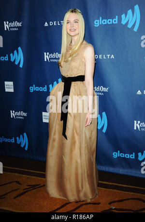 Elle Fanning arrivant à la 24e conférence annuelle de GLAAD Media Awards à l'hôtel JW Marriott. à Los Angeles.Elle Fanning 117 cas à Hollywood Life - Californie, Red Carpet Event, USA, Cinéma, Célébrités, photographie, Bestof, Arts, Culture et divertissement, Célébrités, Mode Topix Meilleur de Hollywood, la vie, événement dans la vie d'Hollywood, Californie - Tapis rouge et en backstage, cinéma, télévision, célébrités, célébrités de la musique, Topix Bestof, Arts, Culture et divertissement, vertical, une seule personne, la photographie, la mode, pleine longueur, enquête 2013 tsuni@Gamma-USA.com , Crédit Tsuni / USA, Banque D'Images