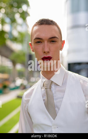 Young businessman wearing LGTB homosexuel androgyne lipstick Banque D'Images