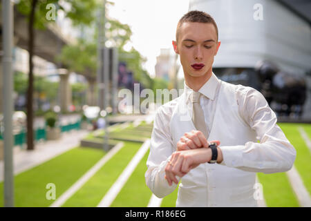 Young businessman wearing LGTB homosexuel androgyne lipstick Banque D'Images