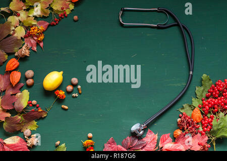 Médicament automne fond jaune et rouge feuilles de noix Fruits Banque D'Images