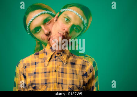 Portrait de jeune homme rebelle contre fond vert Banque D'Images