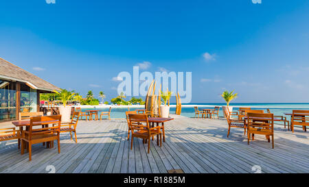 Restaurant en plein air sur la plage. Café sur la plage, l'océan et le ciel. Réglage de la table au restaurant de plage tropicale. Banque D'Images