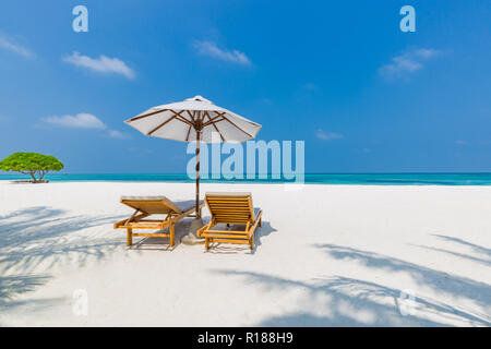 Couple parfait et l'amour romantique fond de plage. Deux chaises longues et parasol sur la plage de sable blanc près de la mer. Maison de vacances de luxe et concept Banque D'Images