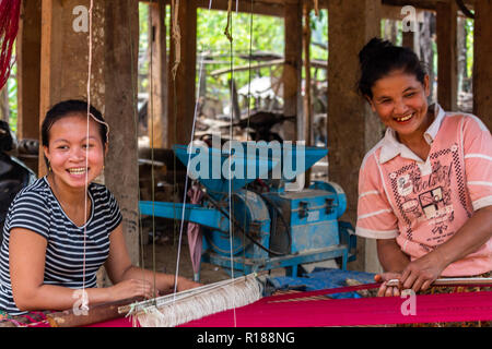 Thakhek, Laos - 21 Avril 2018 : Les femmes d'une déconnexion à distance village près de Kong Lor cave handmaking de vêtements en soie Banque D'Images