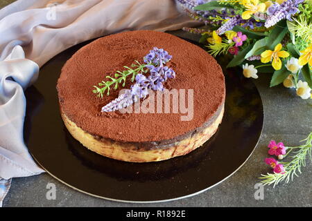 Gâteau sans cuisson, biscuit base avec cocolate ganash. Banque D'Images