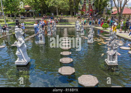 Stepping Stones dans l'étang du Taman Tirta Gangga palais d'eau Banque D'Images