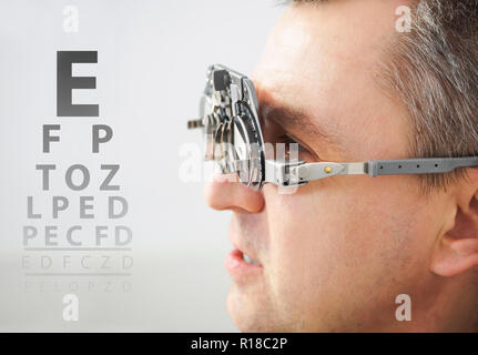 L'homme avec des lunettes de vision contrôle dans une clinique. Concept avec l'ophtalmologiste Banque D'Images