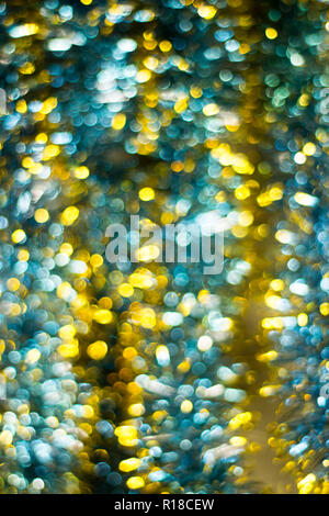 Noël arrière-plan flou abstrait. Flou de guirlandes colorées close up shot. Banque D'Images