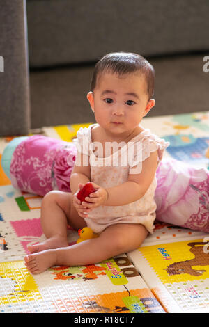 Mignon bébé de 6 mois avec des fraises Banque D'Images