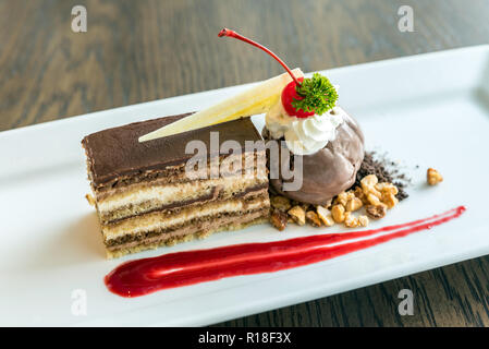 Gateau opéra avec glace au chocolat Banque D'Images
