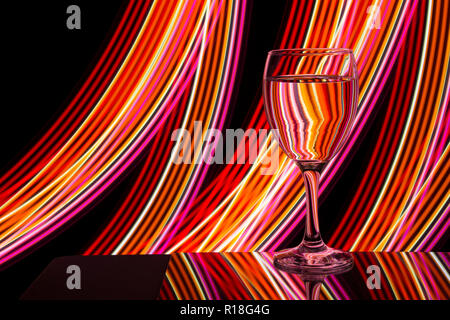Verre de vin / verres sur un fond noir avec neon light painting Banque D'Images