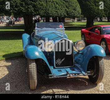 1932 Alfa Romeo 8 Litre 2300 Spider châssis court au Concours d'élégance à Hampton Court Palace, East Molesey, Surrey Banque D'Images