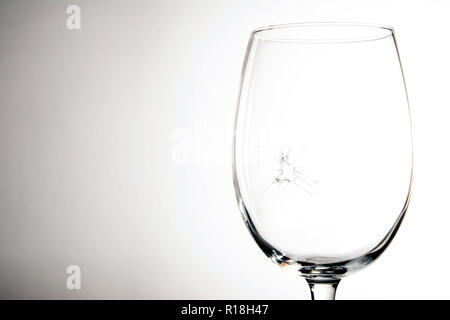 Verre à vin cassé sur fond gris Banque D'Images