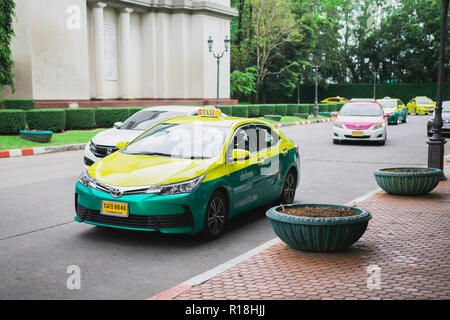 Samut Prakan, Thaïlande - Novembre 9th, 2018 : Taxi thaïlandais de la conduite sur la rue dans une université privée. Banque D'Images