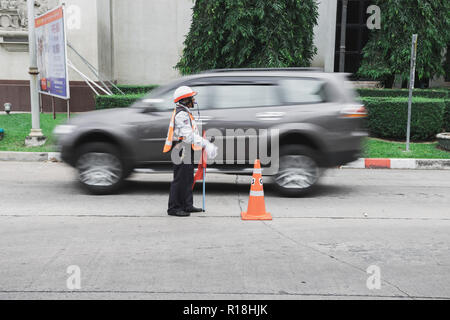 Samut Prakan, Thaïlande - Novembre 9th, 2018 : diriger la circulation dans une université Banque D'Images