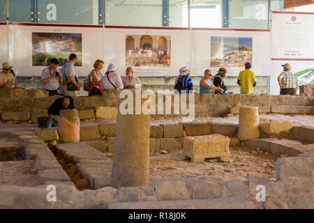 4 mai 2018 Pèlerins inspecter les travaux de restauration de la synagogue du Ier siècle à l'ancien village de Magdala en Galilée, Israël. Un commerçant continue Banque D'Images