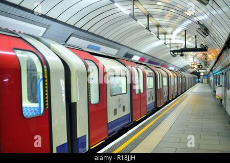 Londres, Angleterre, Royaume-Uni. Une ligne centrale station de métro, train à la station Oxford Circus sous le centre de Londres. Banque D'Images