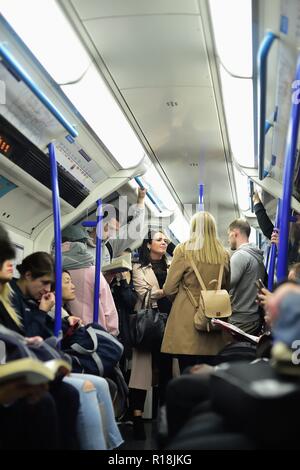 Londres, Angleterre, Royaume-Uni. Les passagers d'un train Victoria Line sur le métro de Londres (ou métro). Banque D'Images