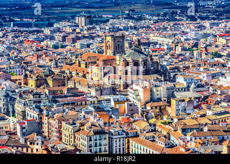 Granada, Espagne : Aperçu de la cathédrale de l'Incarnation vu de l'Alhambra Banque D'Images