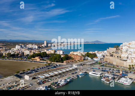 Une vue aérienne de Peniscola montrant port plages du nord et du sud et la liaison avec la célèbre cité médiévale château de Peñíscola Banque D'Images