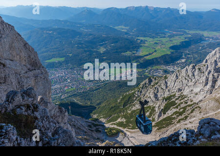 Panoramaweg Passamani Passamani, sentier de randonnée, vue sur Mittenwald, Karwendelbahn Karwendelgebirge, ou des montagnes du Karwendel, les Alpes, Bavière, Allemagne Banque D'Images