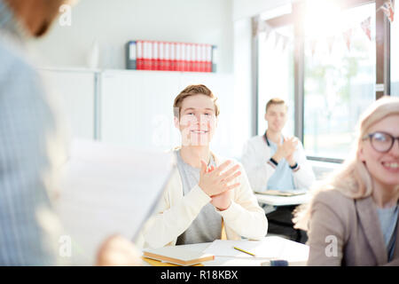 Les élèves heureux clapping mains après rapport du professeur à l'un des enseignements dans l'université Banque D'Images