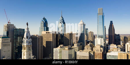 Des toits et des tours d'architecture à Philadelphie, PA Banque D'Images