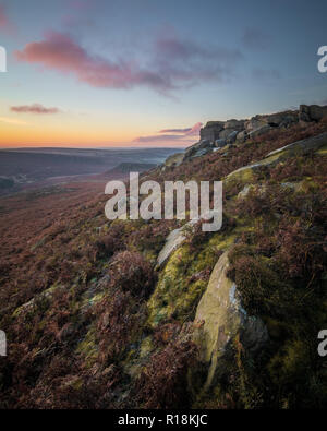 Heather et de fougères sur un bord en pierre meulière automne / fall dans le Peak District pittoresque du Royaume-Uni Banque D'Images